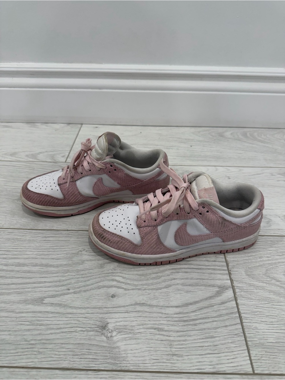 Nike Women’s Low-Top Sneakers in White and Light Pink - Picture 3 of 5
